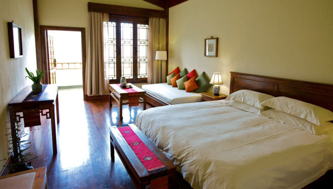 高级房——松赞塔城的房间非常宽敞，装饰量身定做的手工家具。