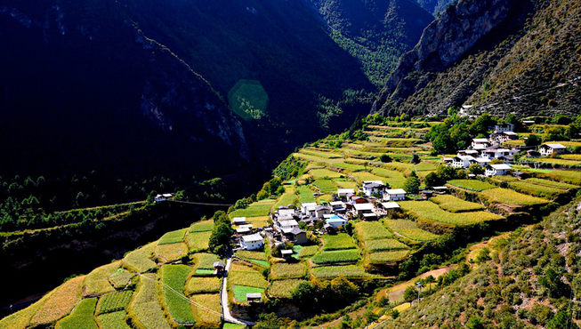 塔城风光——除了藏族，纳西族与傈僳族的村子也错落而居，世外桃源般的田园风光是太多都市人心目中最佳的逃离目的地。