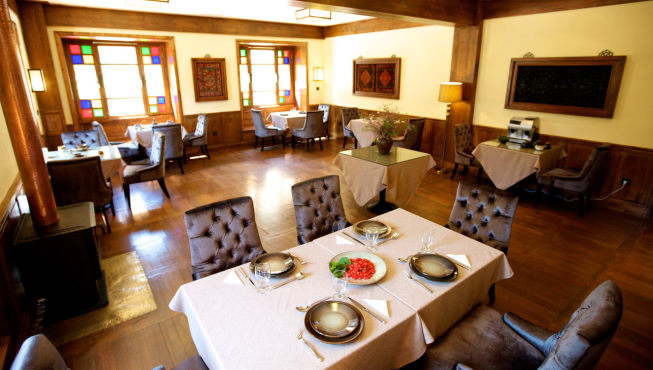 餐厅——小巧精致的餐厅望向碧绿的山谷，门前黄果树下可用餐可饮茶。