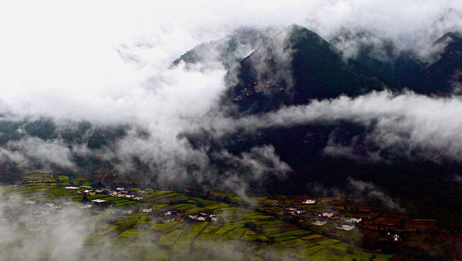 奔子栏风光——酒店方圆所到之处，都是卧虎藏龙的所在: 岗觉村杜鹃木打造的漆器；尼西特有的黑陶；咫尺之处的东竹林寺，无一不值得细细欣赏。