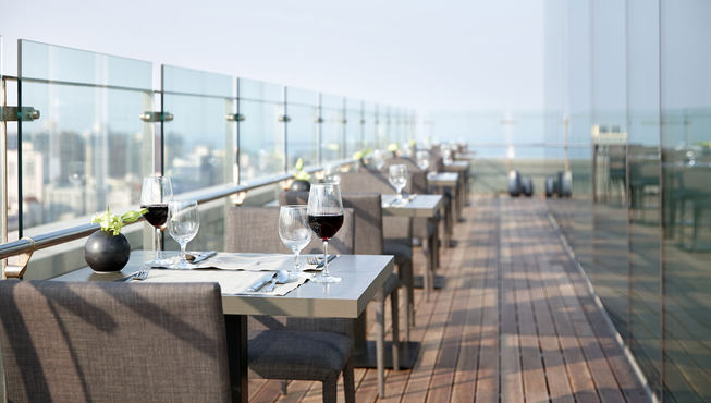 在露台上喝咖啡，吃小点，吹吹风，赏赏景，很惬意。