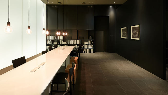 商务中心环境安静优雅，设计充满现代感，是商务洽谈的好地方。