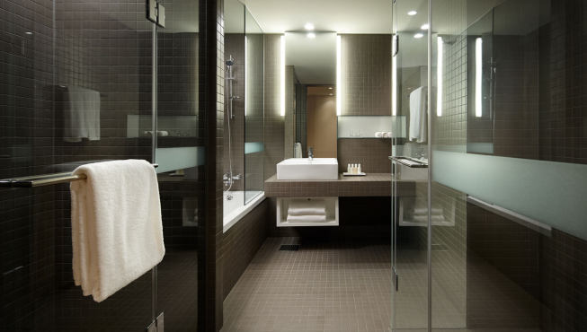 酒店浴室，选取灰色为主色调，给人以简洁、干净的感觉。