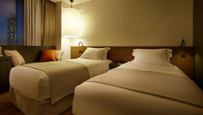 酒店客房,柔软舒适的大床,壮美的窗景。