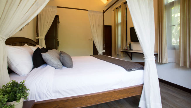 度假村卧室，舒适柔软的大床，简洁、干净的装饰风格。