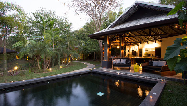 度假村白天的景观，隐蔽在热带花园中的温馨居室。