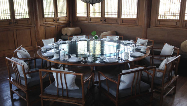 木质的桌椅和门窗，古朴的气息迎面扑来