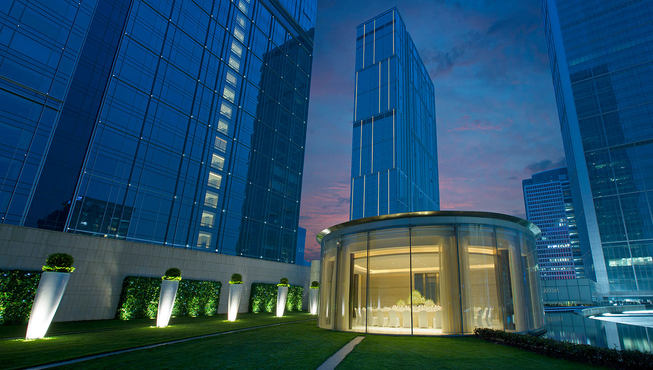 酒店的椭圆形玻璃茵园礼堂，四周绿草茵茵，俯瞰IFS雕塑花园