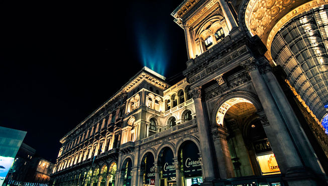 酒店坐落在一座古老建筑中，可直接通往大教堂广场