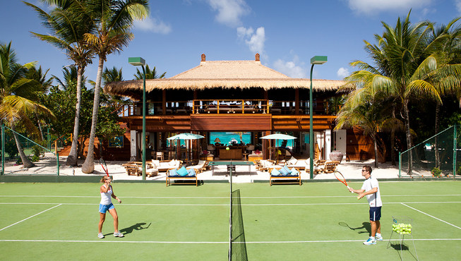 天气好时，不如在户外打一场网球。