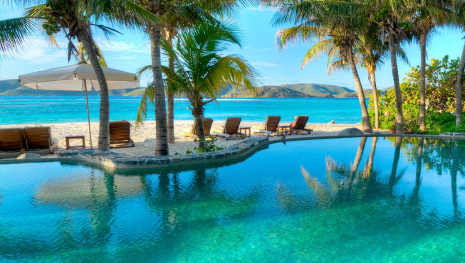 泳池——别墅中的无边泳池与海滩相连，让你恍惚觉得置身加勒比上的小巴厘。