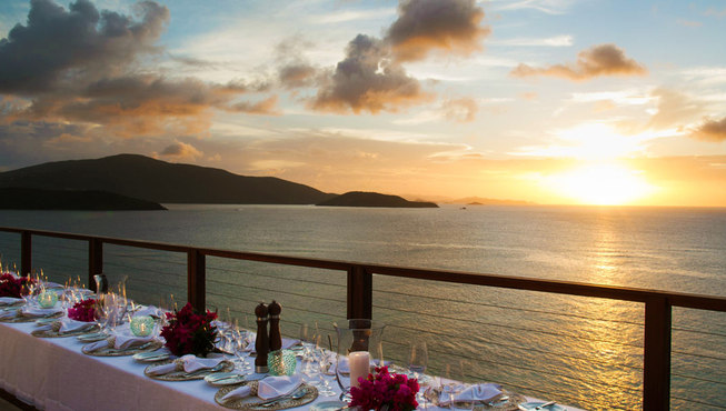 在夕阳余晖下，与爱人一起享用浪漫晚餐。