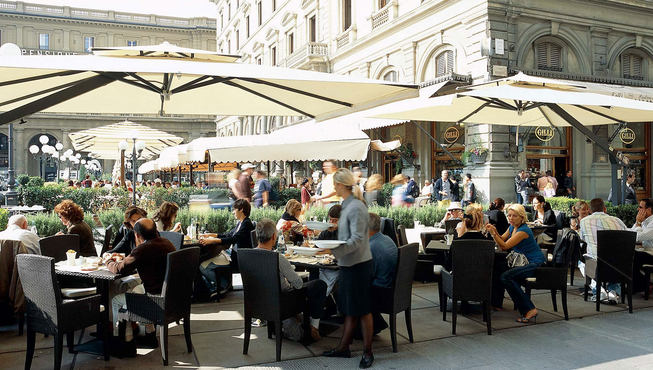 沿街用餐区可以边欣赏翡冷翠美景边享用美食