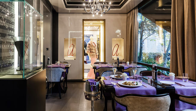 酒店著名的Caffe Baglioni咖啡店是米兰热门的聚会地点