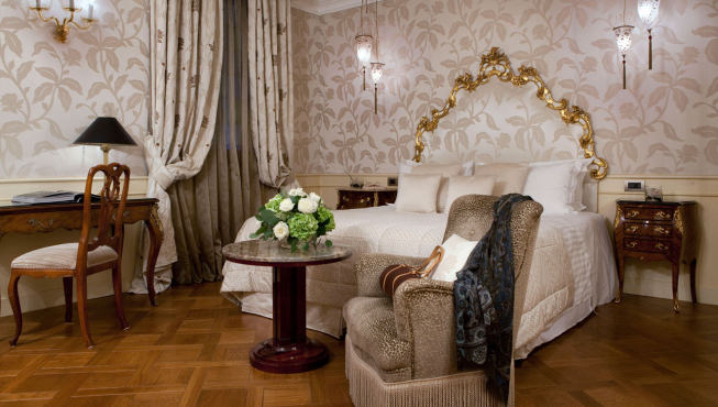 客房内典雅的陈设和柔软的色调搭配，有着浓厚的意大利风情