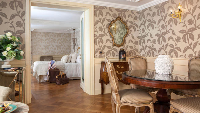 每间房间都装饰有精致的帷帐以及当代风格的华美家具