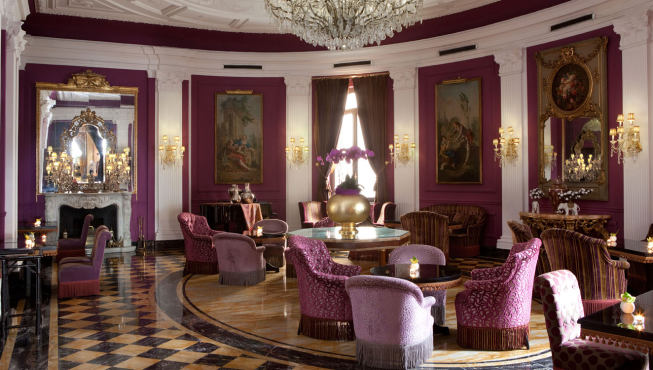 古典而优雅的室内装饰，带有精致的窗帘和吊灯