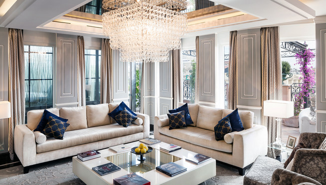 房间内以典雅的方式，在色彩、材质和陈设的细节方面完美的表现了Déco的艺术风格