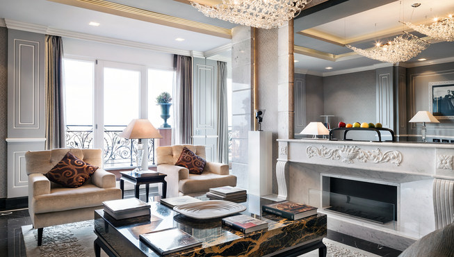 挑高的天花板和珍贵丝绸挂毯也是房间的特色