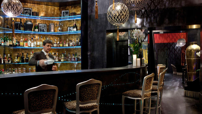 欣赏著名罗马城景的同时，品尝精致的红酒，连心都沉醉了