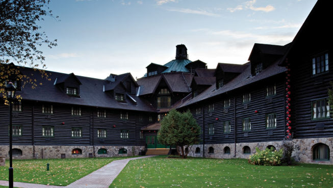 在这里，您将在迷人的红松圆木城堡中体验到雅致的乡村生活和热情洋溢的服务。