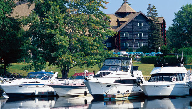 酒店在整个夏季提供户外及烧烤膳食。你可以在露台上一边享用美食一边看河中的传播来来往往。