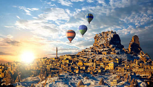 土耳其是地球上最适合乘热气球的两个地方之一
