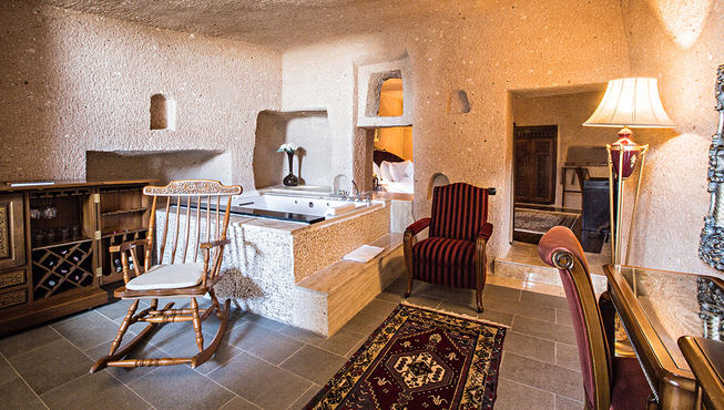 拦腰掏空的石柱房间，拥有天然淳朴的土黄色岩石墙壁，透露着原始穴居生活的气息