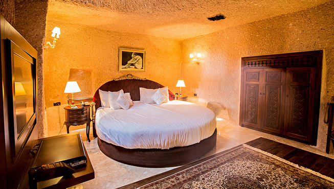 酒店的装饰又透露出奢华的理念，抛光的木质地板，精致的窗帘和地毯