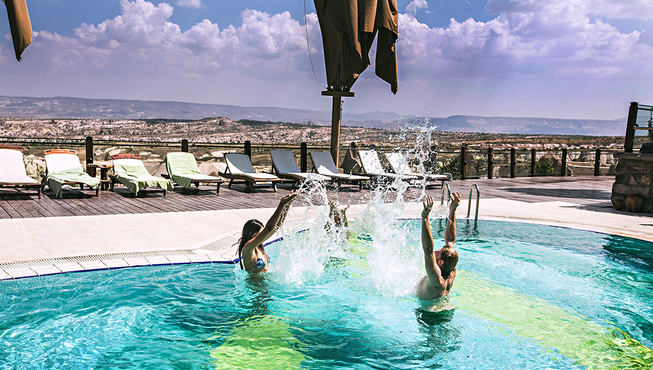 室外恒温可加热泳池俯瞰着卡帕多奇亚的壮丽美景致