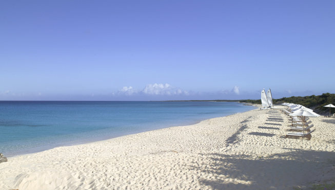酒店旁的沙滩洁白细腻，与碧蓝色的海水互相映衬。