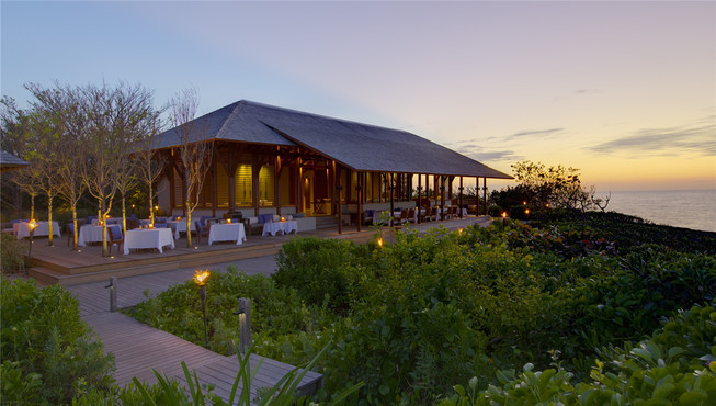 在白色沙滩的南端，沙滩俱乐部为漫步而来的客人提供最佳的休憩之所。