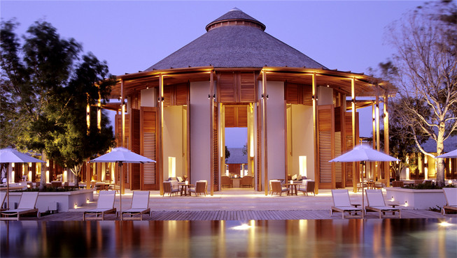 池畔酒吧全天提供餐饮，游泳间隙，随时可以过来喝一杯。