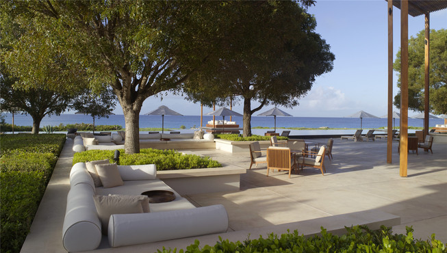 酒店餐厅拥有超棒视野，美景佳肴相伴，更加令人愉快。