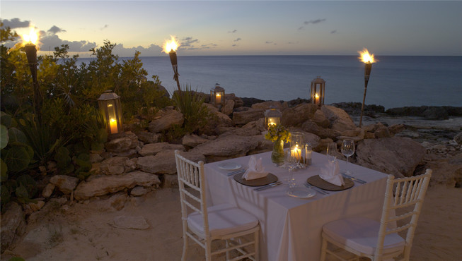 也可以在海边享用浪漫烛光晚餐，感受海岛假期的悠闲与美好。