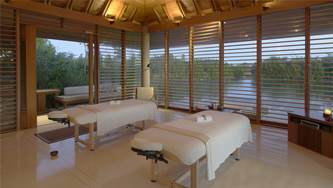 水疗中心提供按摩、美体、面部护理等服务。