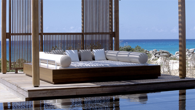 泳池畔设有观景区，沉浸在壮阔的海景中，偷得浮生半日闲。