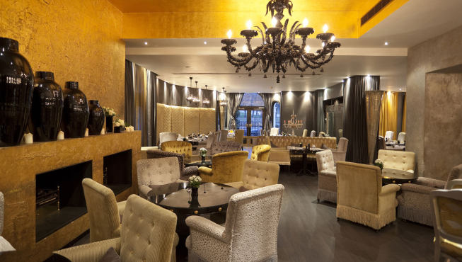 酒店餐厅——著名的意大利原味餐厅，金与灰的完美结合。