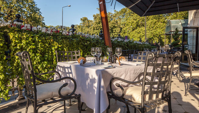 在酒店露台餐厅用餐，沐浴在自然和阳光之下。