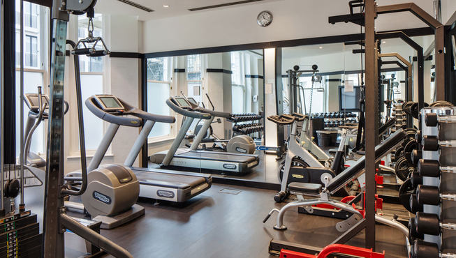 酒店健身室，设备齐全。