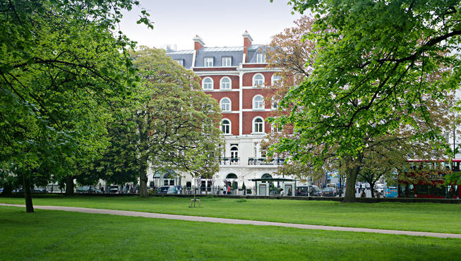 酒店外观——如城市里的花园，清静而雅致。