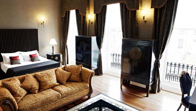 酒店客房——豪华套房空间优越，室内陈设奢华而又不拘一格。