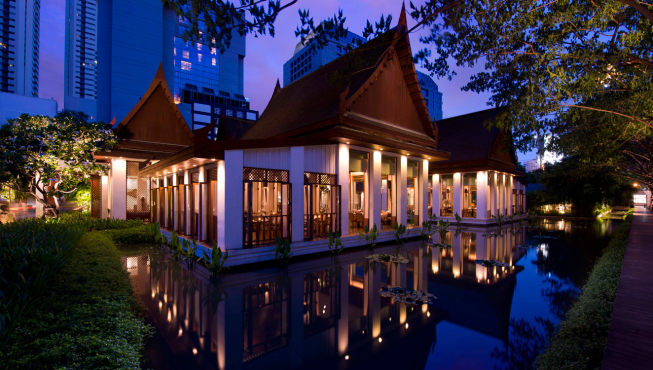 Celadon 餐厅——被《旅游与休闲》杂志命名为曼谷最佳餐厅，在 Celadon 可享受到正宗的泰国料理及服务。