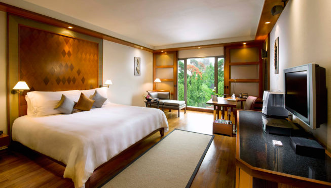 高级客房——房间面积为38平米，通风良好，室内配备大号床，以柚木和最好的泰国丝绸装饰整个房间。