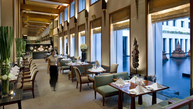 Colonnade 餐厅——Colonnade 菜单上具有数量惊人的国际菜肴而且品质过硬，可以满足你的一切需求。