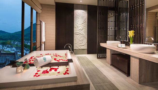 浸泡在宽大的浴缸里，欣赏四周环绕的自然风光