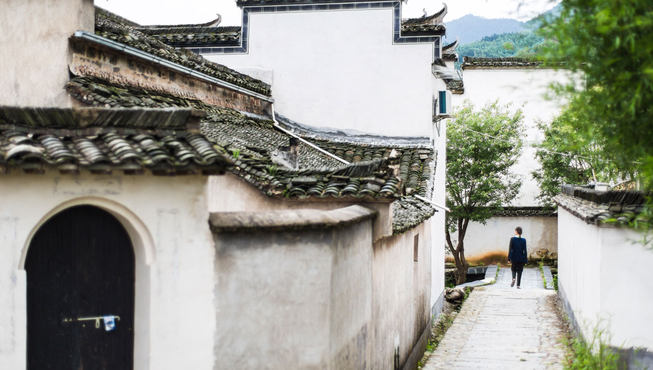 从酒店出发约 10 分钟，便可到达享有联合国教科文组织世界遗产称誉的古老村落：西递以及宏村