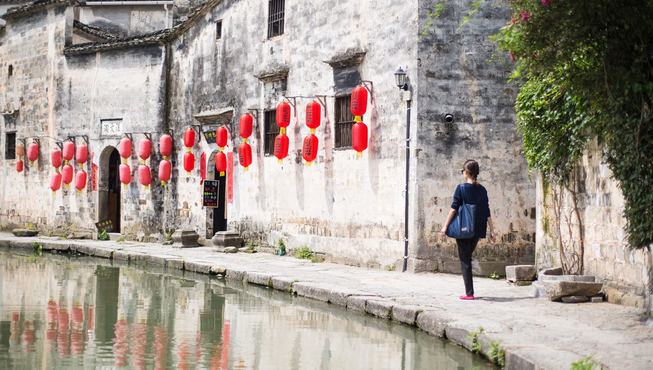 住在这里，您可以步行探索西递宏村丰富而保留完好的古徽派文明