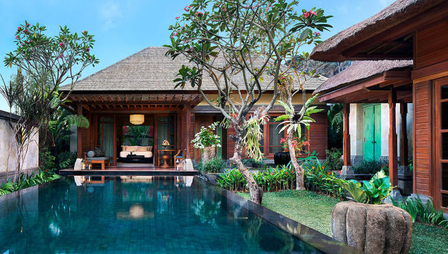 酒店藏身于巴厘岛乌布恬静的梯田深处，私人别墅都托举着私人泳池，沿阿漾河的曲线有致排布