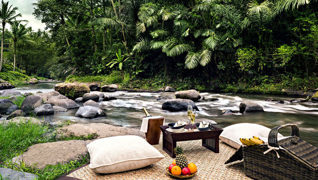 将漾河美景揽入怀中，精致的地中海及欧洲美食葡萄美酒更是增光添彩